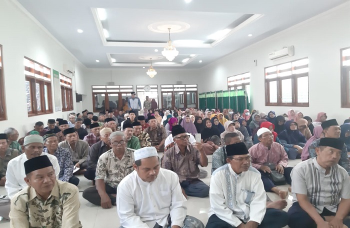 ANTUSIAS: Ratusan calon jamaah mengikuti manasik haji di kantor Kemenag Jombang.