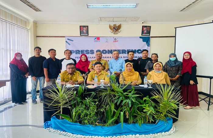 TANGGAP: YABHYSA Kabupaten Jombang bersama Dinas Kesehatan, DPMD, dan insan pers Kabupaten Jombang pada konferensi pers di Hotel Horison Yusro, Senin (5/12).