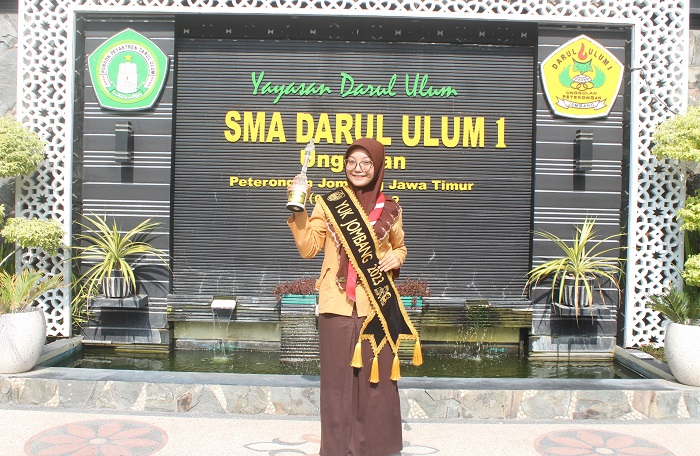 Aisyah Mafaza Nur Aulia siswa kelas XI SMA Darul Ulum 1 Unggulan Peterongan, Jombang.