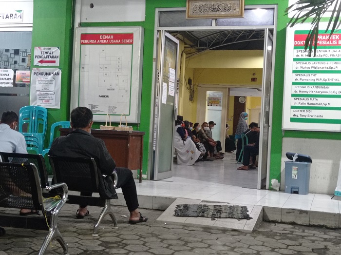 RAMAI: Suasana pelayanan di Perumda Aneka Usaha Seger Jalan KH Wahid Hasyim.