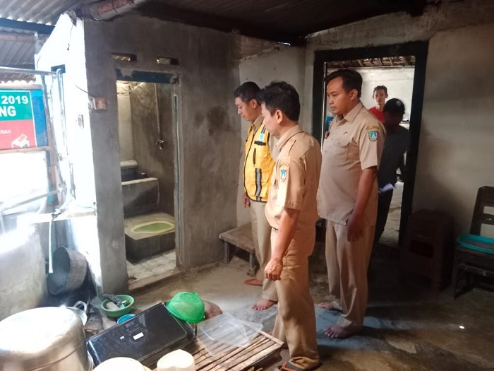 MENUJU KABUPATEN ODF: Pegawai Dinas Perkim Jombang melakukan pengecekan pembangunan MCK.