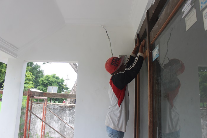 DIKEJAR DEADLINE: Rehab SDN Plosogeneng 1 Kecamatan Jombang dalam tahap finishing, Rabu (6/12).