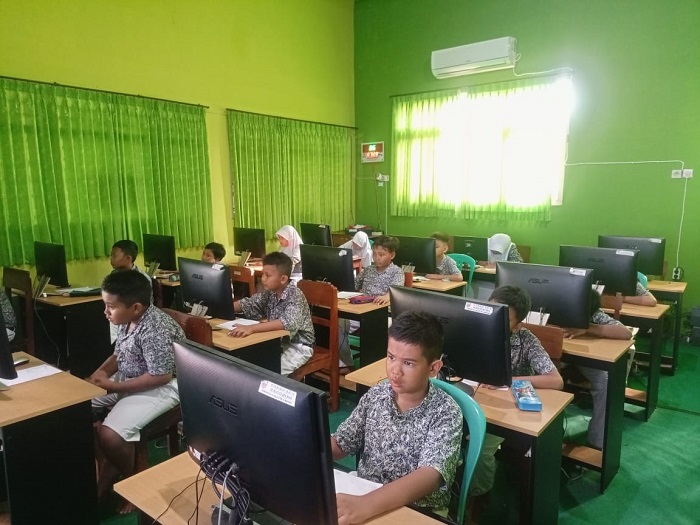 SERIUS: Siswa SDN Jombatan 3 Kecamatan Jombang saat menjalani sumatif akhir semester (SAS) berbasis komputer, Rabu (6/12).