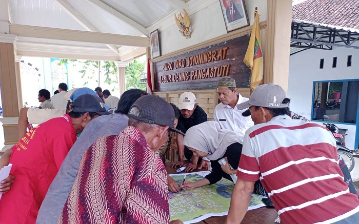 DIDATA: Verifikasi lapang untuk pemetaan LP2B yang dilakukan Pemkab Jombang menggandeng rekanan di Kecamatan Kabuh Juni lalu.