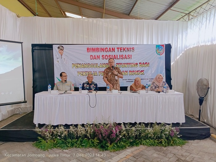 SERIUS: Kepala Disnaker Jombang Priadi (tengah) memberi sambutan dalam Bimbingan Teknis dan Sosialisasi Penanggulangan Stunting bagi Pekerja Perusahaan Rokok, Kamis (7/12).