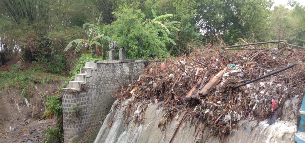MENUMPUK: Sampah kayu dan ranting pohon di Kali Marmoyo Desa Kedungjati, Kecamatan Kabuh, Jombang awal Desember.
