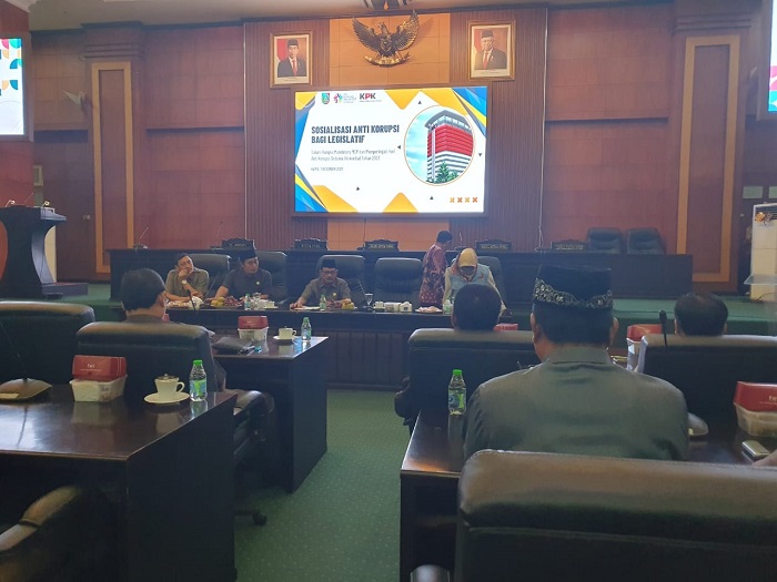 SERIUS: Peserta sosialisasi Antikorupsi bagi Legislatif di Ruang Paripurna DPRD Jombang,  Kamis (7/12).