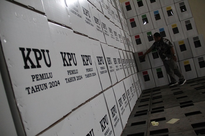 DITATA: Petugas KPU menata logistik kotak suara yang telah di rakit di Gudang Logistik KPU Jl Prof M Yamin Jombang.