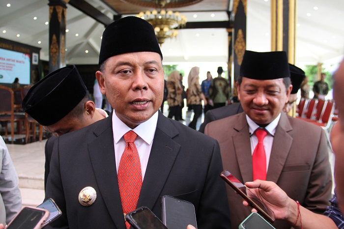 BERI PENJELASAN: Pj Bupati Jombang Sugiat memberikan penjelasan terkait UMK Jombang 2024 beberapa waktu lalu.