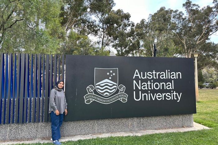 BANGGA: Ari F Dewi yang kini menempuh S2 di The Australian National University.