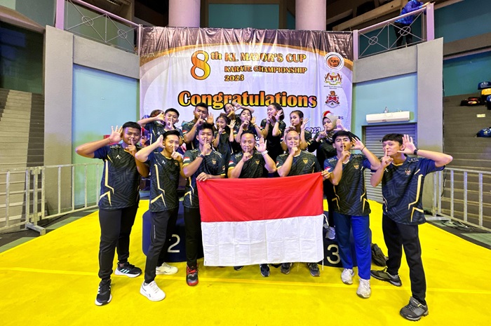 SUKSES: Selebrasi atlet karate Jombang usai sukses meraih tujuh medali di Malaysia Open, Minggu (3/12).