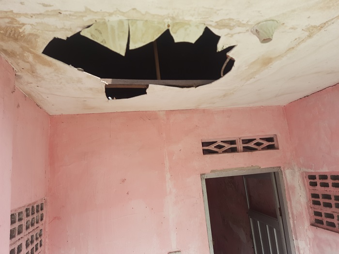 RUSAK BERAT: Kondisi plavon salah satu ruangan SDN Candimulyo 4 Jombang  yang jebol.
