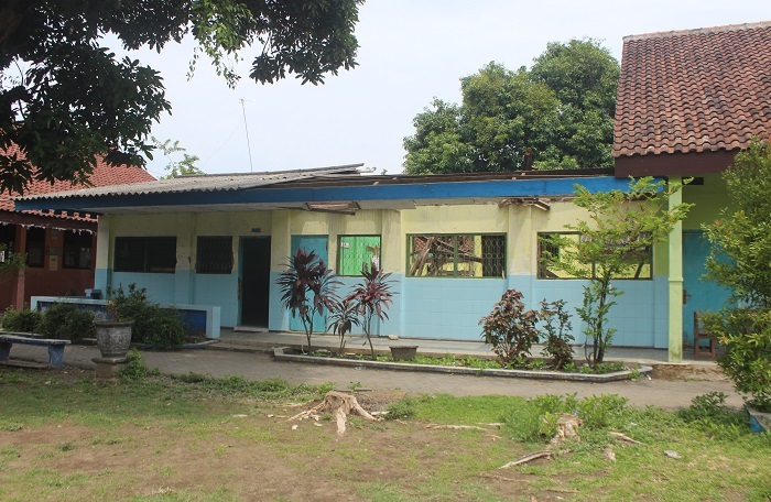 TAK BERATAP: Kondisi ruang sarpras SDN Candimulyo 4 Jombang yang ambruk dua pekan lalu.