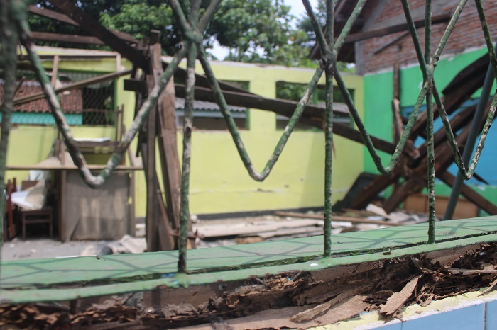 TAK LAGI BERATAP: Kondisi ruang sarpras SDN Candimulyo, Jombang usai atapnya ambruk dua pekan lalu.