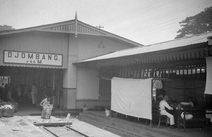 TIANG LISTRIK 1925: Sambungan kabel dan tiang listrik di stasiun kereta api Jombang.