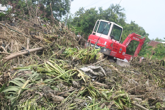 DIANGKAT: Saking banyaknya sangkrah di Kali Marmoyo tertahan pilar jembatan Desa Gedangombo, Kecamatan Ploso, Jombang hingga pengangkatan membutuhkan alat berat, Sabtu (9/12).
