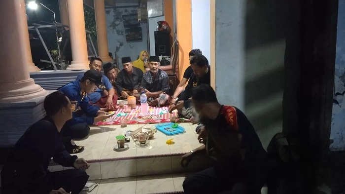 BERDUKA: Suasana rumah korban sengatan Tawon Vespa di Desa Podoroto, Kecamatan Kesamben, Jumat (8/12) malam.