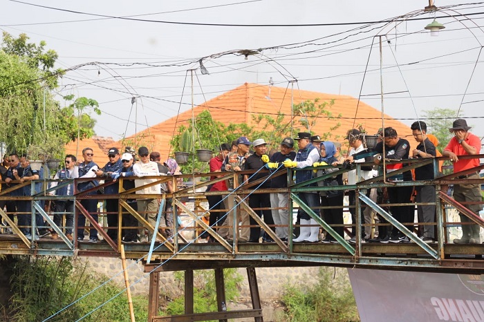 PIMPIN AKSI: Pj Bupati Jombang Sugiat memimpin aksi resik kali di Dusun Joho Clumprit, Desa Sumobito, Kecamatan Sumobito, Minggu (10/12).