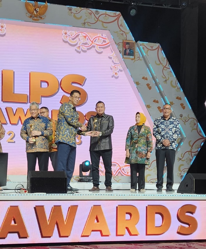 SUKSES: Direktur Utama Bank Jombang, Afandi Haris Setyo Nugroho (tiga dari kanan), saat menerima trofi LPS Awards 2023 kategori Bank Teraktif Dalam Kegiatan Literasi Keuangan di Jakarta, Rabu (6/12).