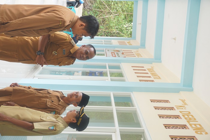 UNTUK PELAYANAN: Kades Diwek Suwarno bersama perangkat desa   berbincang di kantor baru yang diberi nama para leluhur desa, Senin (4/12).