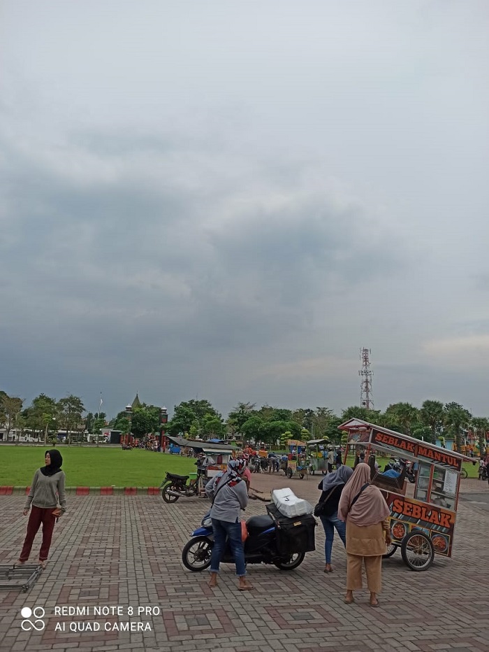 KOMPAK: Pedagang kaki lima (PKL) sebelumnya berjualan di Jalan dokter Soetomo kembali jualan ke Alun-Alun Jombang sejak Sabtu (9/12) sore.