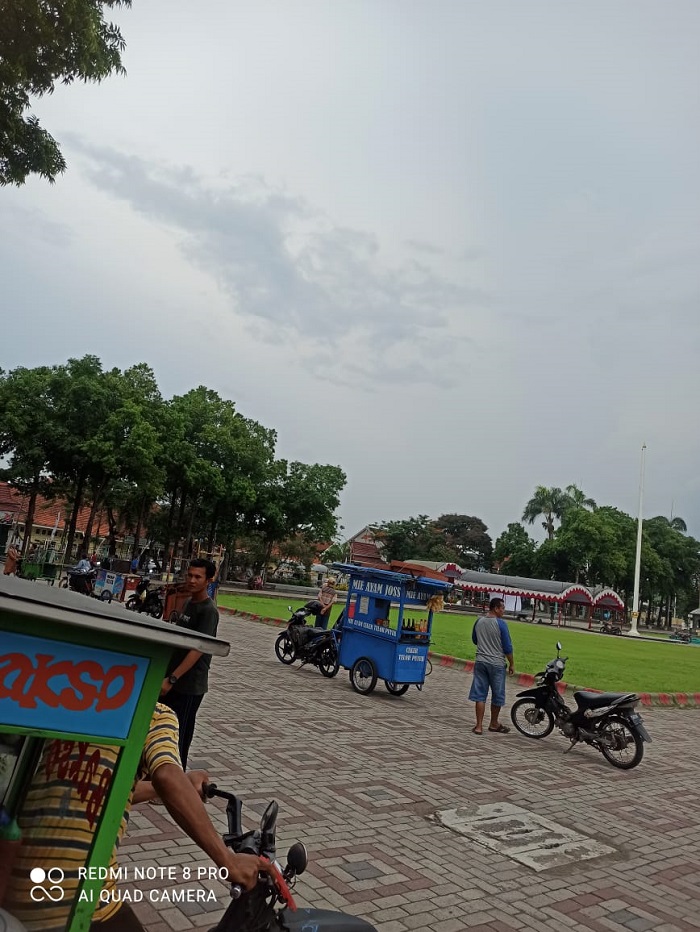 TEMPATI LOKASI LAMA: Pedagang kaki lima (PKL) yang sebelumnya berjualan di Jalan dokter Soetomo protes ke pemkab dan kembali berjualan di Alun-Alun Jombang, Sabtu (9/12).
