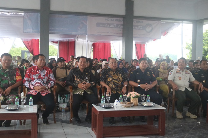 GAYENG: Pj Bupati Jombang Sugiat (empat dari kiri) bersama pejabat Kantor Cukai Kediri saat sosialisasi gempur rokok ilegal di Kecamatan Peterongan, Jumat (8/12).