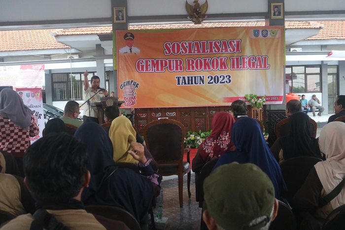 GEMPUR: Kasatpol PP Jombang Thonsom Pranggono mengajak peserta untuk memerangi rokok ilegal, Jumat (8/12).