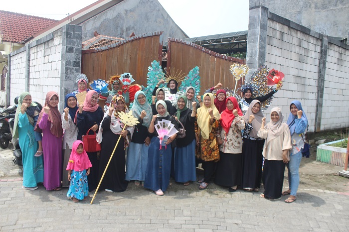 KREATIF: Ibu-ibu warga RT 02 RW 08 Perum Puri Astapada Indah 2 Desa Plosogeneng Kecamatan Jombang mengadakan lomba kreasi gaun daur ulang, Sabtu (9/12).