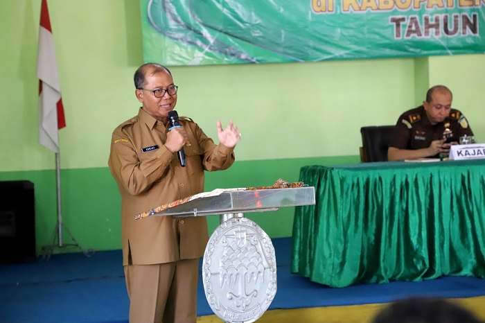 BERI ARAHAN: Pj Bupati Jombang memberikan arahan kepada peserta sosialisasi di Gedung KPRI Jombang, Senin (11/12).