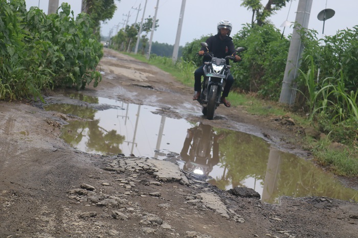 TAK MULUS: Kondisi jalan penghubung Ploso-Kabuh di Desa Jatigedong, Kecamatan Ploso Jombang yang rusak musim hujan jadi genangan air.