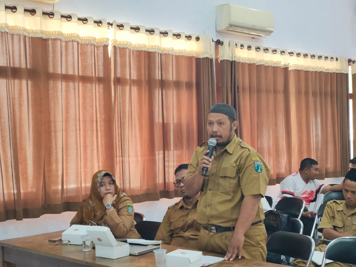 DIEVALUASI: Salah satu guru mengikuti rapat koordinasi untuk evaluasi kinerja 2023 di Aula 1 Dinas P dan K Jombang, Senin (4/12).
