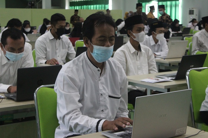 SERIUS: Peserta seleksi kompetensi tambahan PPPK di aula MAN 4 Jombang, tahun lalu.