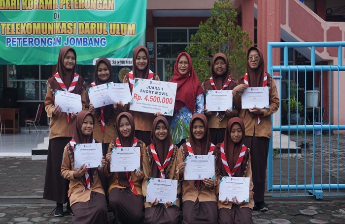 4.	MEMBANGGAKAN: Kepala SMK Telekomunikasi Darul Ulum Jombang Nur Laila SPd menyerahkan piagam kepada siswa berprestasi yang diadakan Dinas PUPR Jombang.