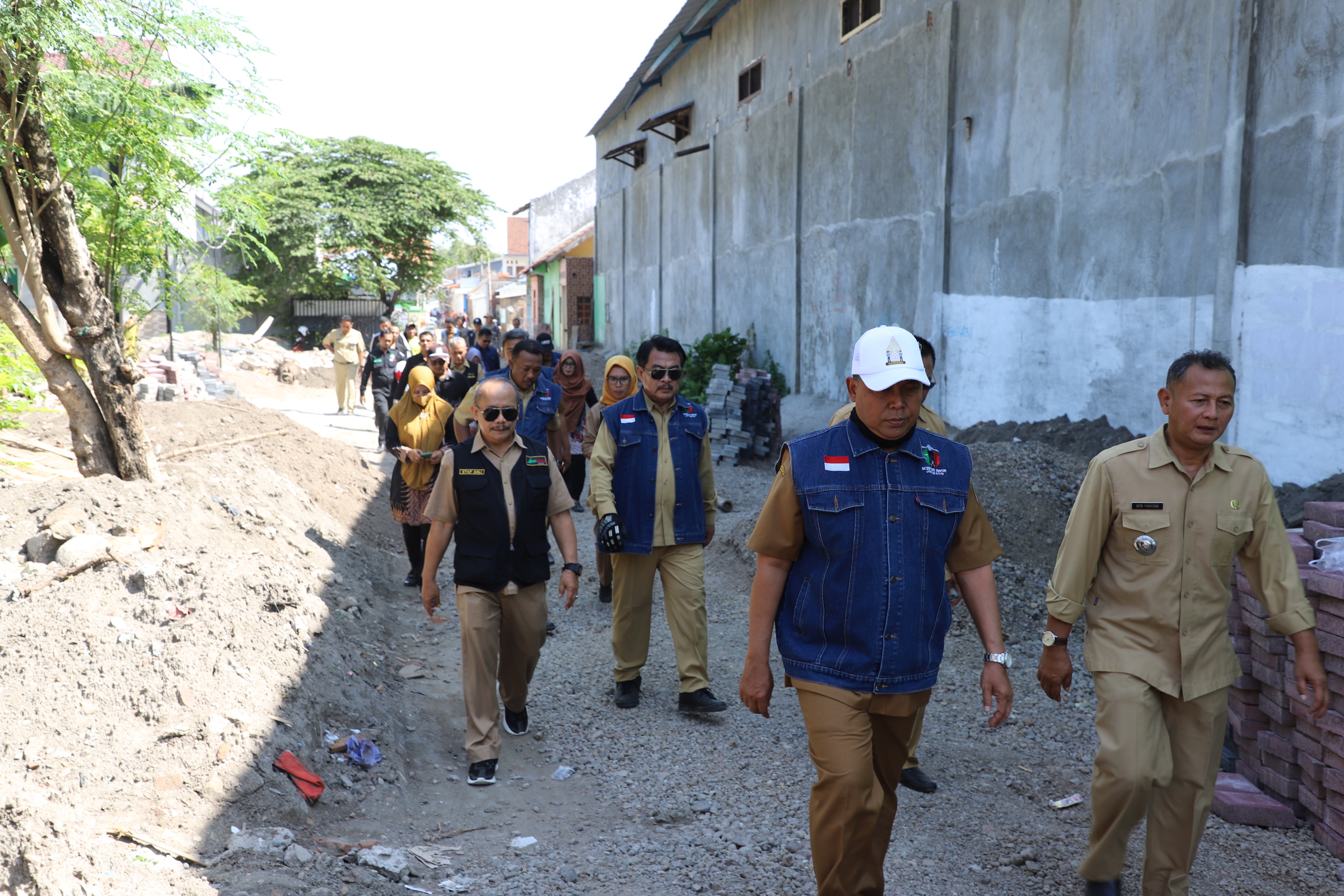 PANTAU: Pj Bupati Jombang Sugiat memantau proyek fisik dinas Perkim Jombang.