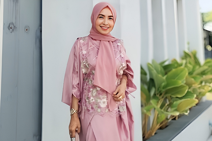 Meski sudah memasuki usia 56 tahun, Muchlisinah tetap tampil cantik dan bugar.