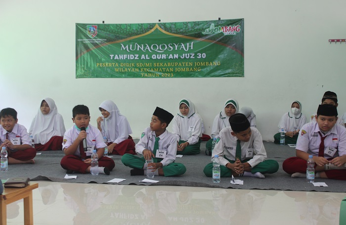 KETAT: Siswa membacakan surat sesuai dengan intruksi penguji di SDN Kepanjen 2 Kecamatan Jombang, pada munaqosah tahfiz gelombang pertama, kamis (4/5).