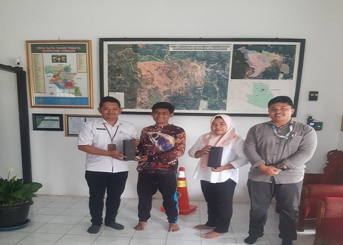Bapenda Jombang memasang alat perekam pajak.