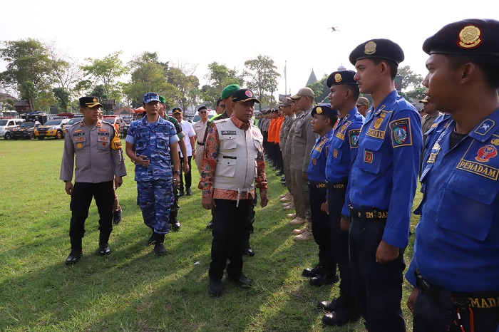 PANTAU KESIAPAN: Pj Bupati Jombang Sugiat memantau kesiapan sarana dan prasarana kesiapsiagaan bencana di Alun alun Jombang, Rabu (13/12).