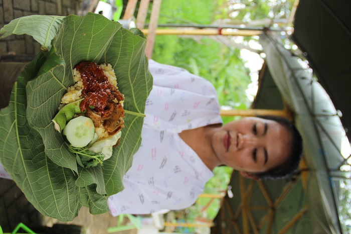 KHAS WONOSALAM: Alina Dini, penjual nasi babat daun jati di Dusun Pucangrejo, Desa/Kecamatan Wonosalam, Rabu (13/12).