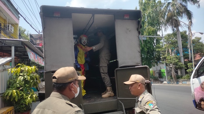 DIDATA: Salah satu badut yang terjaring razia Satpol PP Jombang dibawa ke kantor untuk dilakukan pendataan, Rabu (13/12).