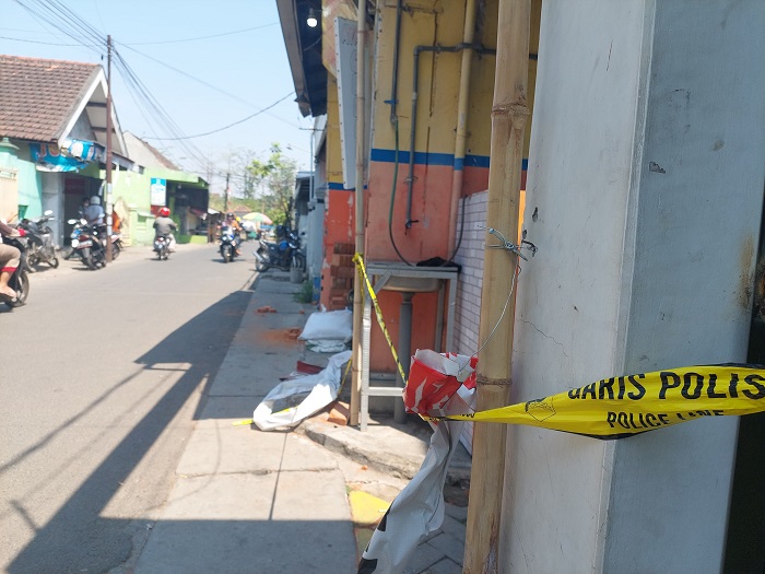 TEMPAT KEJADIAN PERKARA: Lokasi tewasnya korban dipasang garis polisi di Dusun Sambongduran, Desa/Kecamatan/Kabupaten Jombang, beberapa waktu lalu.