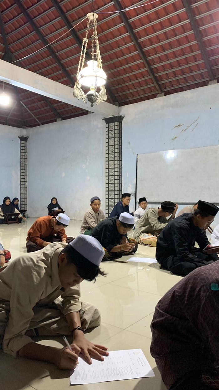 SERIUS: Kegiatan mengaji santri pondok PBI Giri Majdi, Jombang.