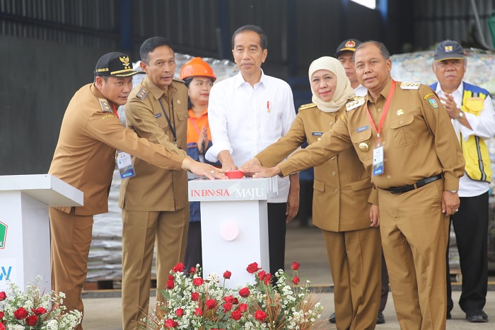 DIRESMIKAN: Presiden RI Joko Widodo bersama Gubernur Jawa Timur Khofifah Indar Paranwansa dan Pj Bupati Jombang Sugiat meresmikan tiga TPA termasuk TPA Banjardowo, Kamis (14/12) pagi.