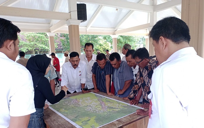 DIDATA: Verifikasi lapang untuk pemetaan LP2B yang dilakukan Pemkab Jombang menggandeng rekanan di Kecamatan Kabuh, Jombang Juni lalu.