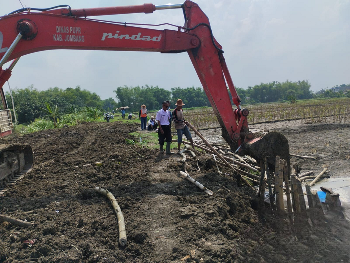 BELUM RAMPUNG: Tanggul Kali Marmoyo di Desa Pagertanjung, Kecamatan Ploso, Jombang yang jebol terkendala debit air naik.