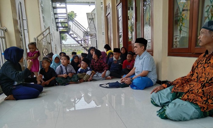TELADAN: HM Syarif Hidayatullah ST MMT (Gus Sentot) saat mengunjungi TPQ di Dusun Kanigoro, Desa Puton, Kecamatan Diwek, Selasa (12/11).