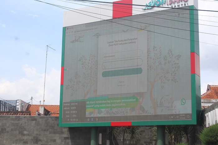 EROR: Bagian pojok bawah videotron Taman Informasi Jombang mati, Jumat (15/12).