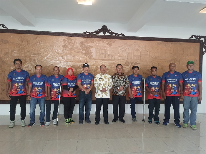 OPTIMISTIS: Pj Bupati Jombang memberangkatkan atlet NPC untuk ikut Peparprov 2023. Pemberangkatan dilaksanakan di kantor Pemkab Jombang, Jumat (15/12).