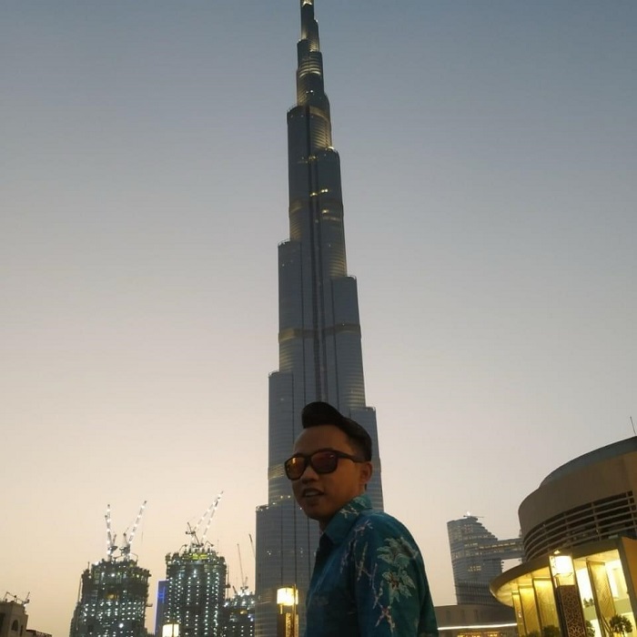 BANGGA: Adam Agung Setyawan foto dengan latar menara Burj Khalifa, Dubai.